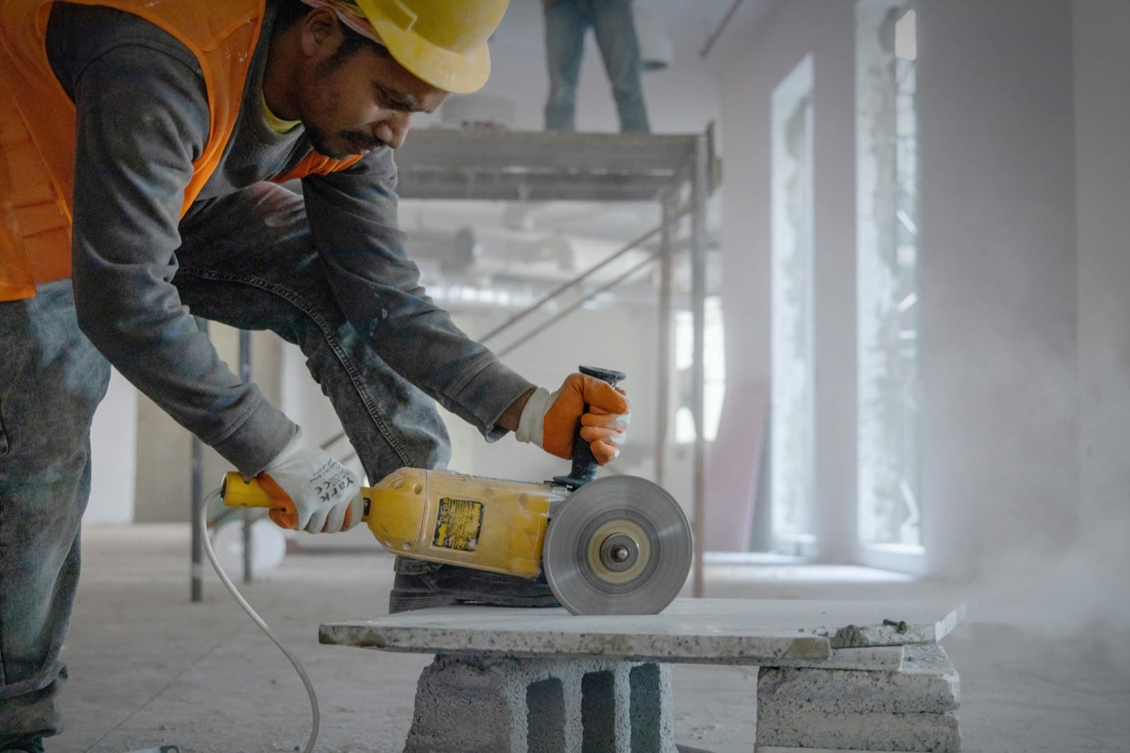 Topografo al lavoro con strumenti di rilievo
