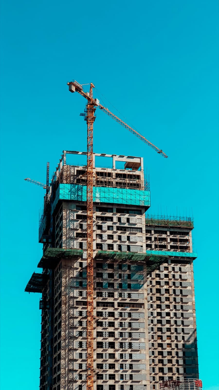 Topografo al lavoro con strumenti di rilievo