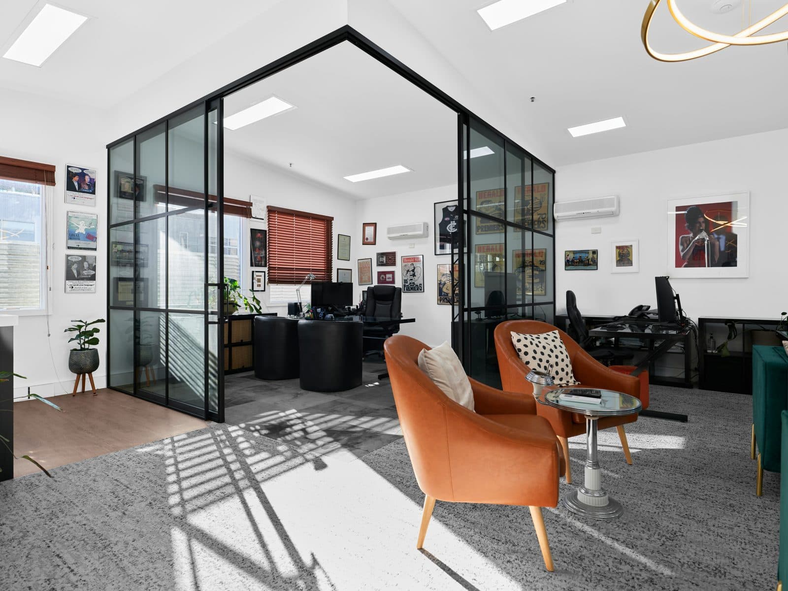 Studio con vetrate e poltrona arancione
