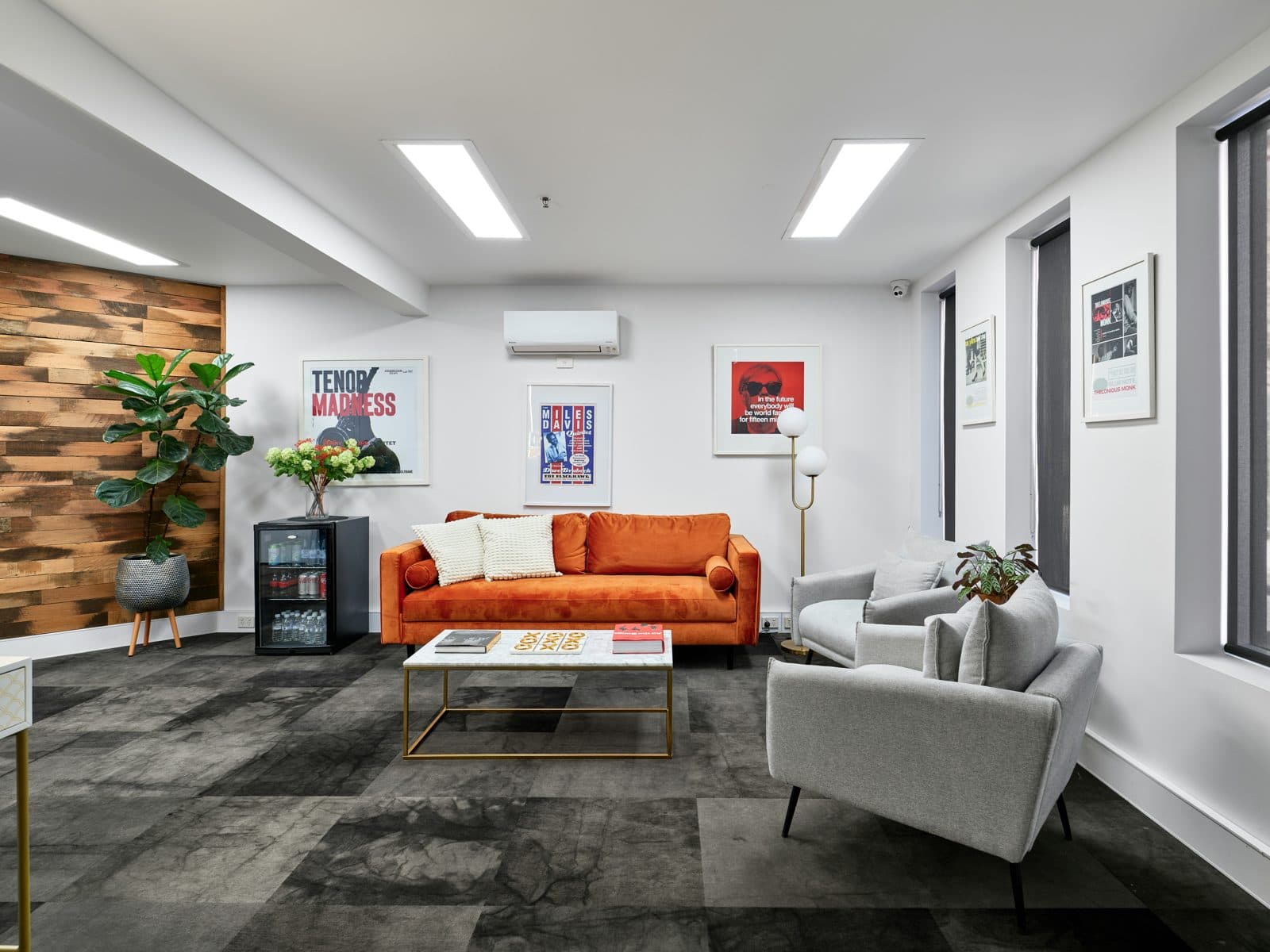 Studio con sala riunioni e divano arancione