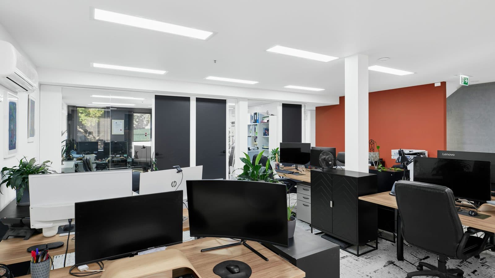 Ufficio tecnico luminoso con scrivanie e computer
