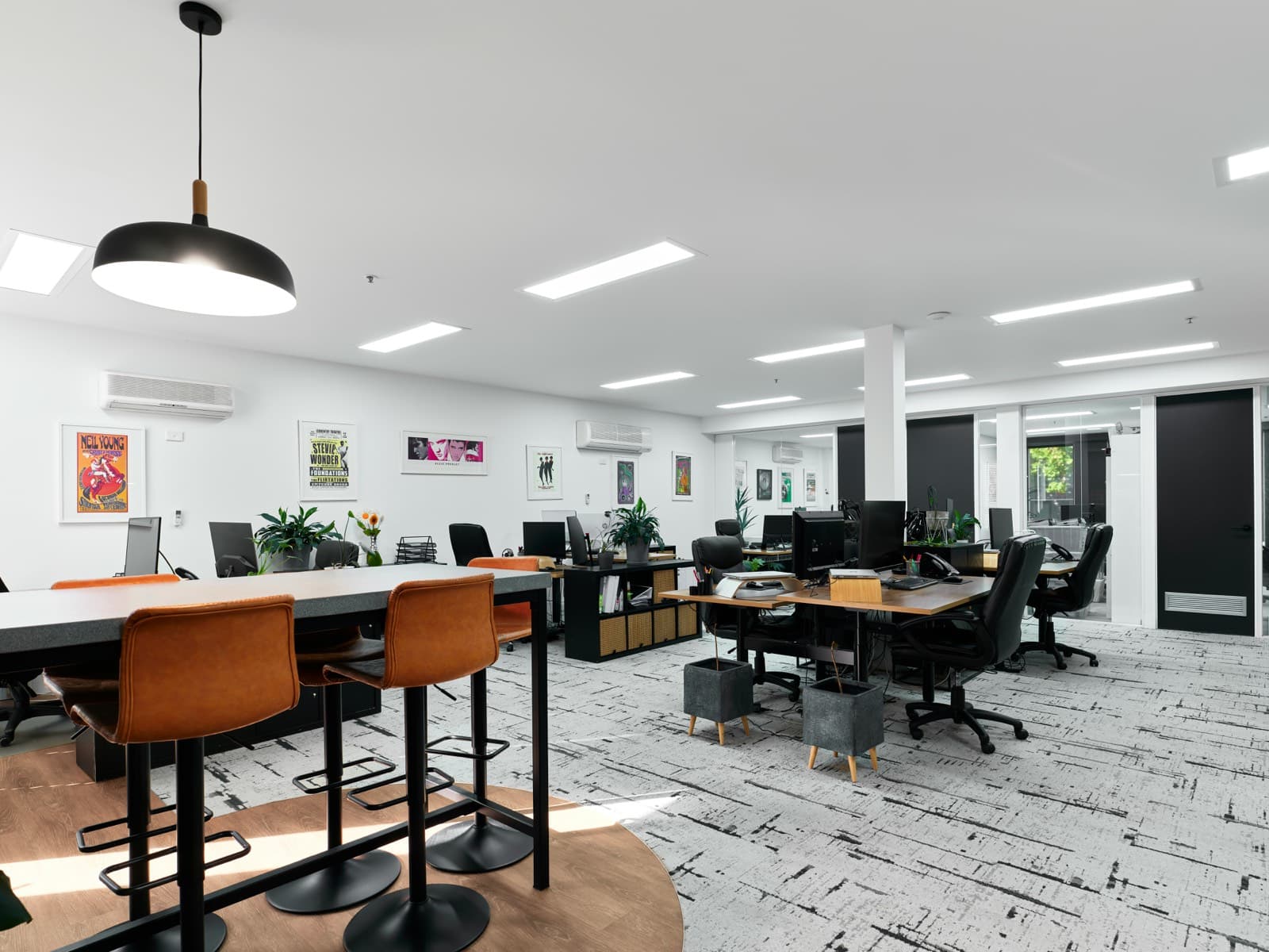 Ufficio di architettura con planimetrie e modelli sul tavolo